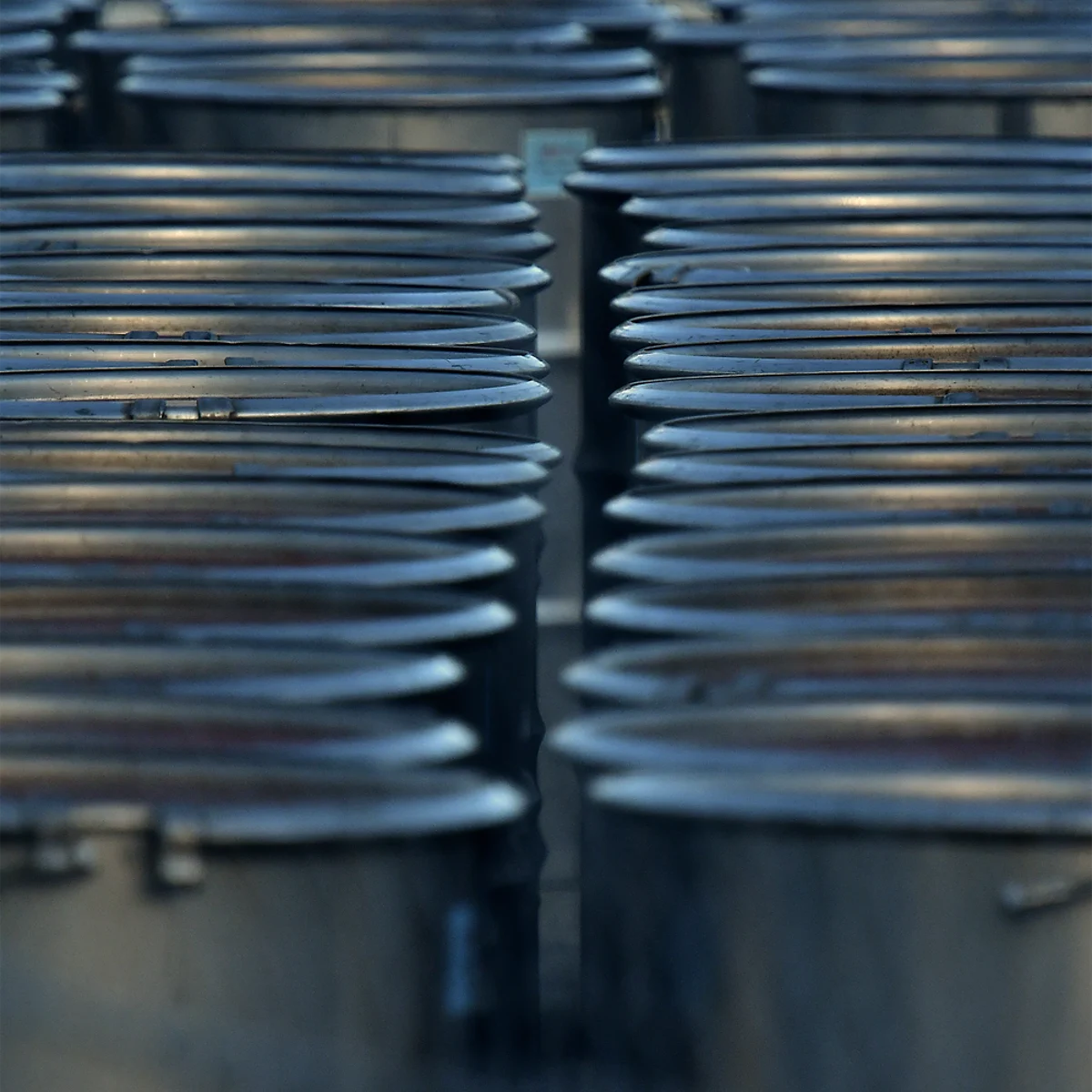 たくさんのドラム缶が並んでいる写真