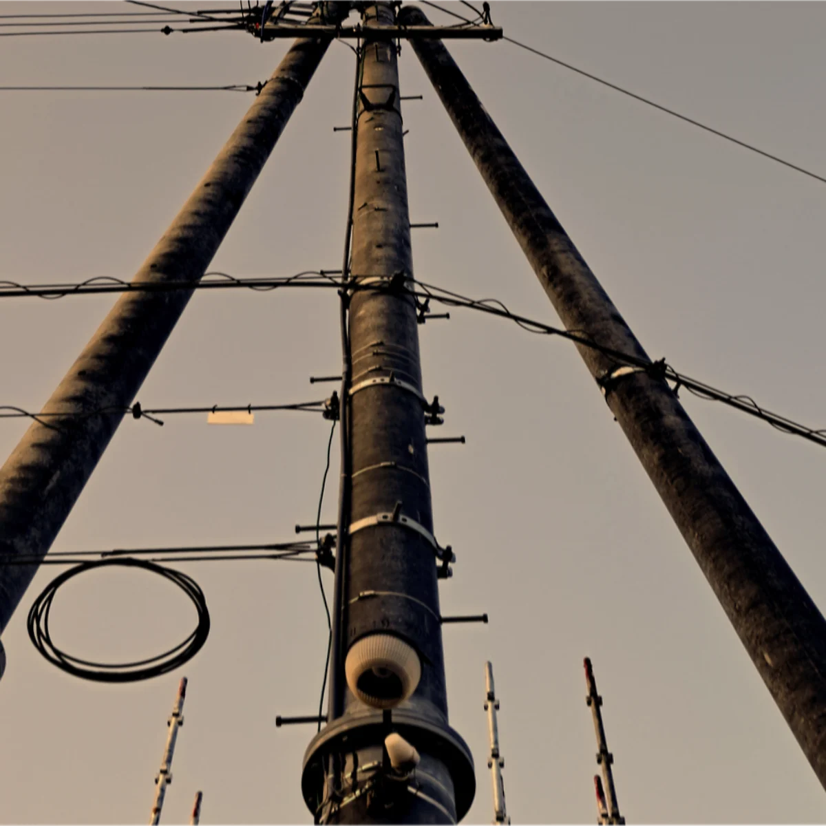 3本の電柱が空に伸びている写真