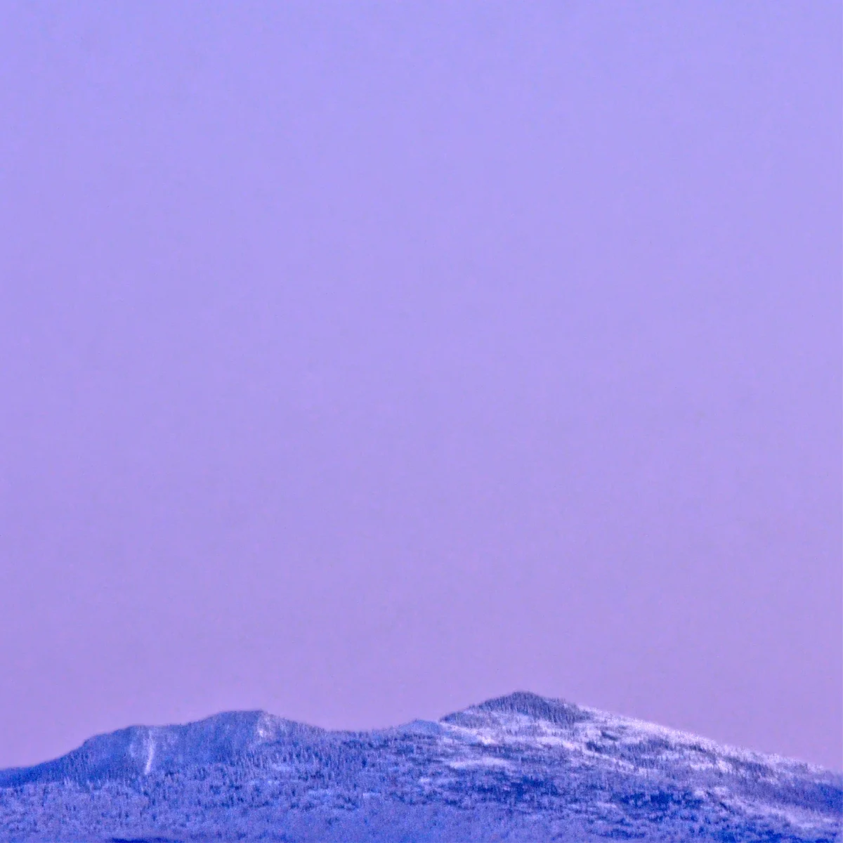 薄紫色に色づいた空と山
