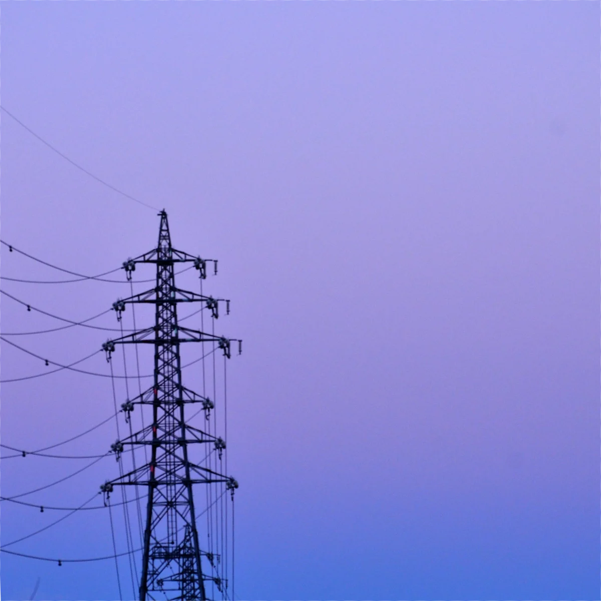 鉄塔の向こうに地球影が見える