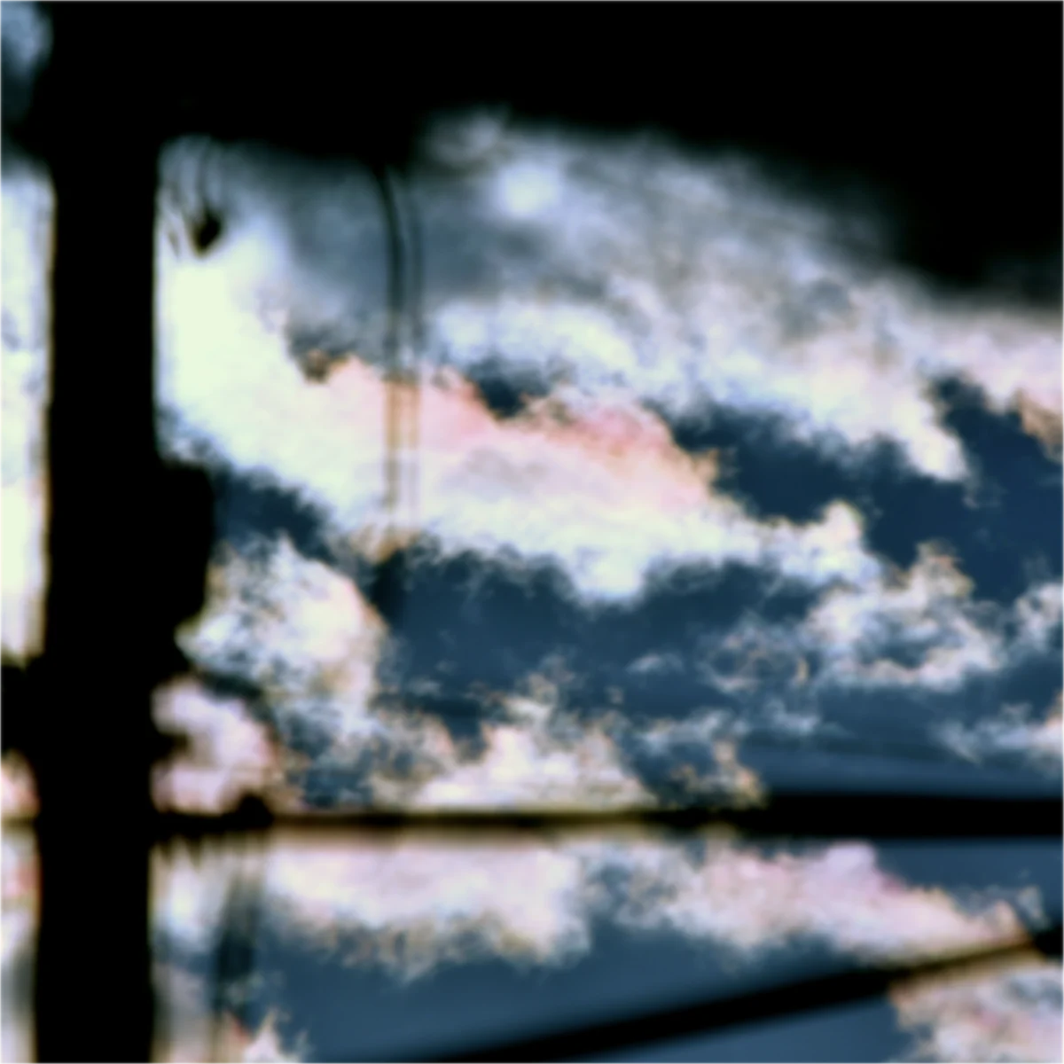 電柱の向こうの彩雲