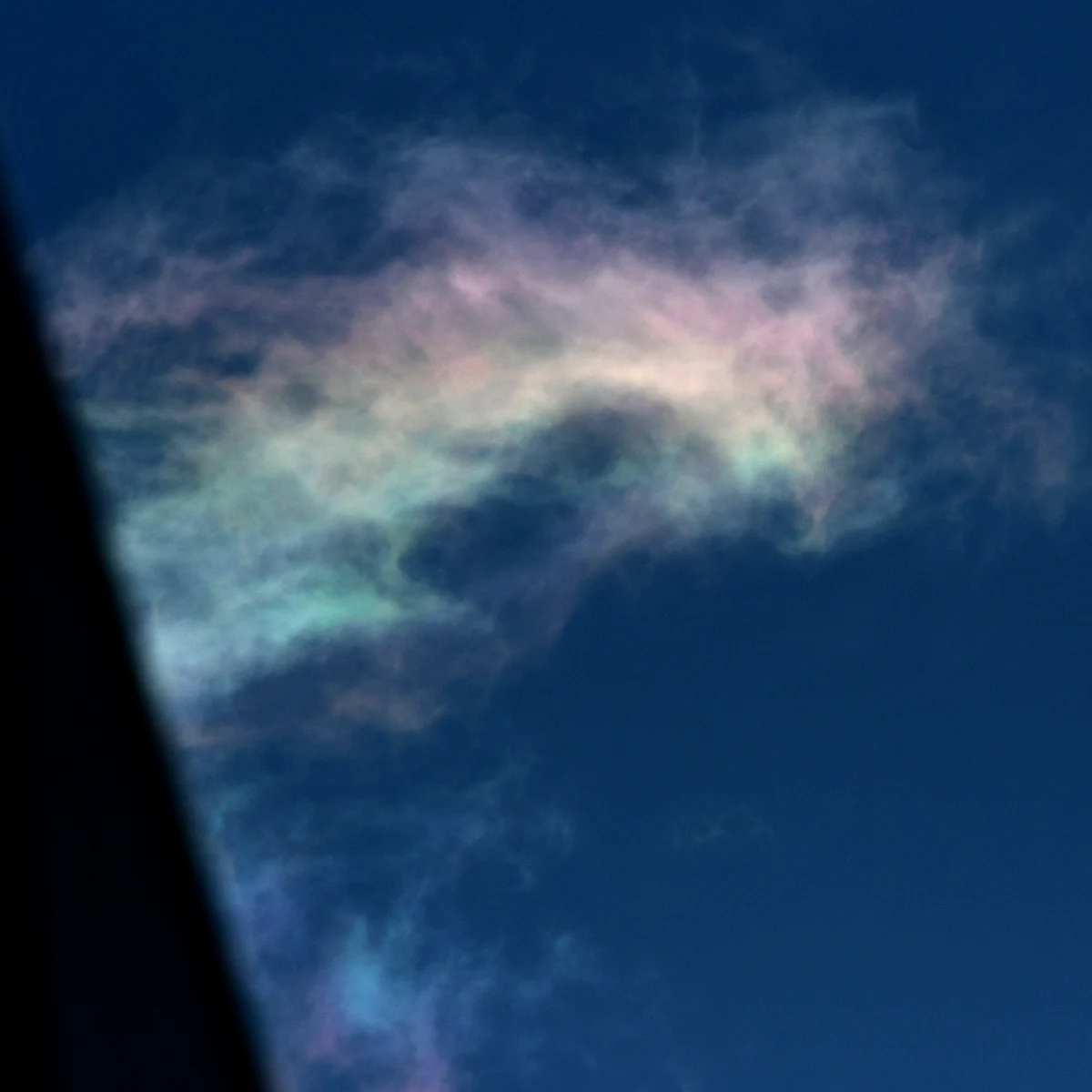 屋根の向こうの彩雲