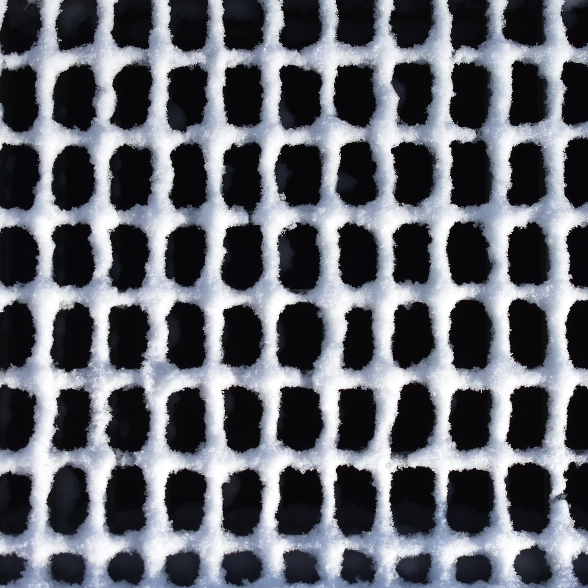 グレーチングに薄く積もった雪