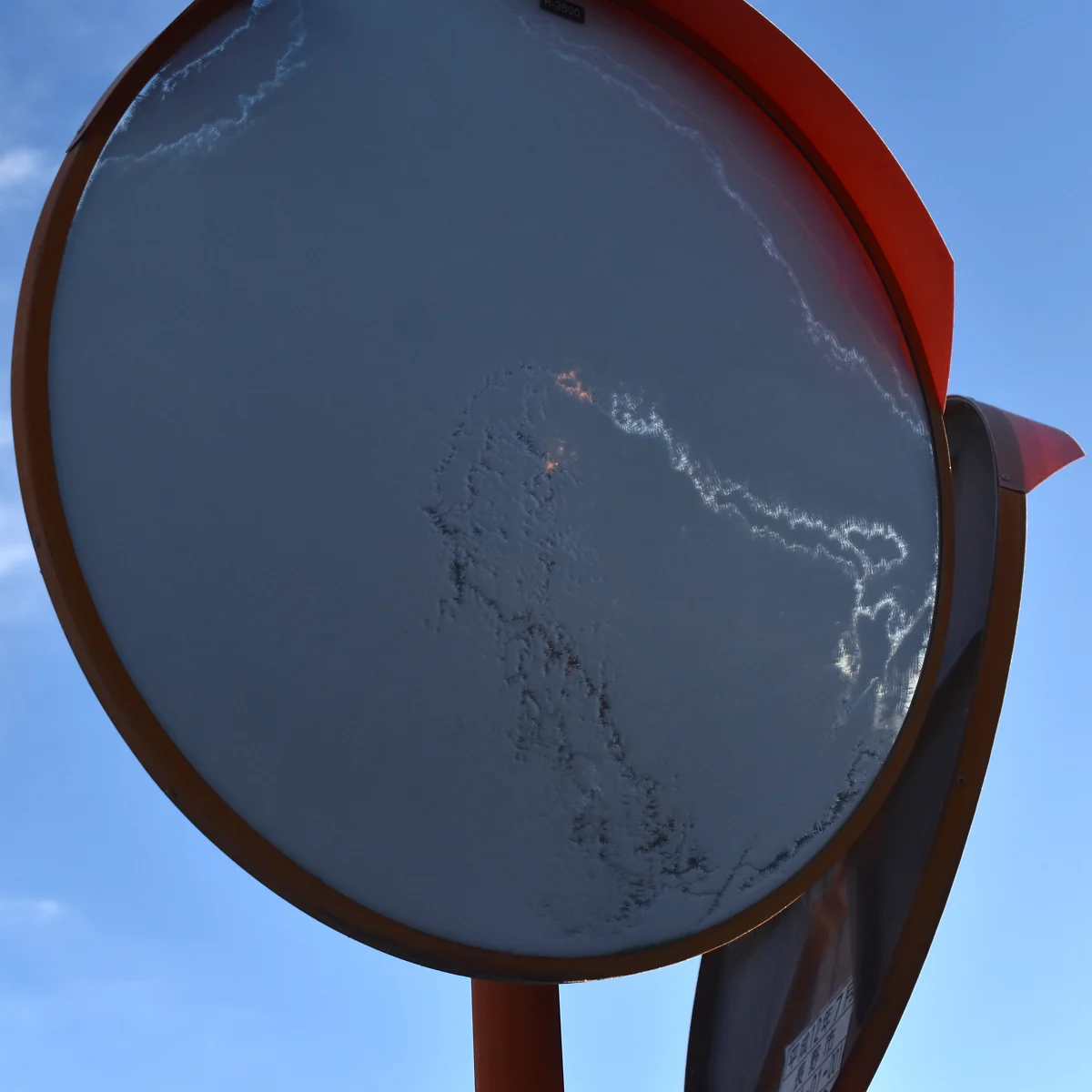 カーブミラーが凍りついていて何も写らない状態