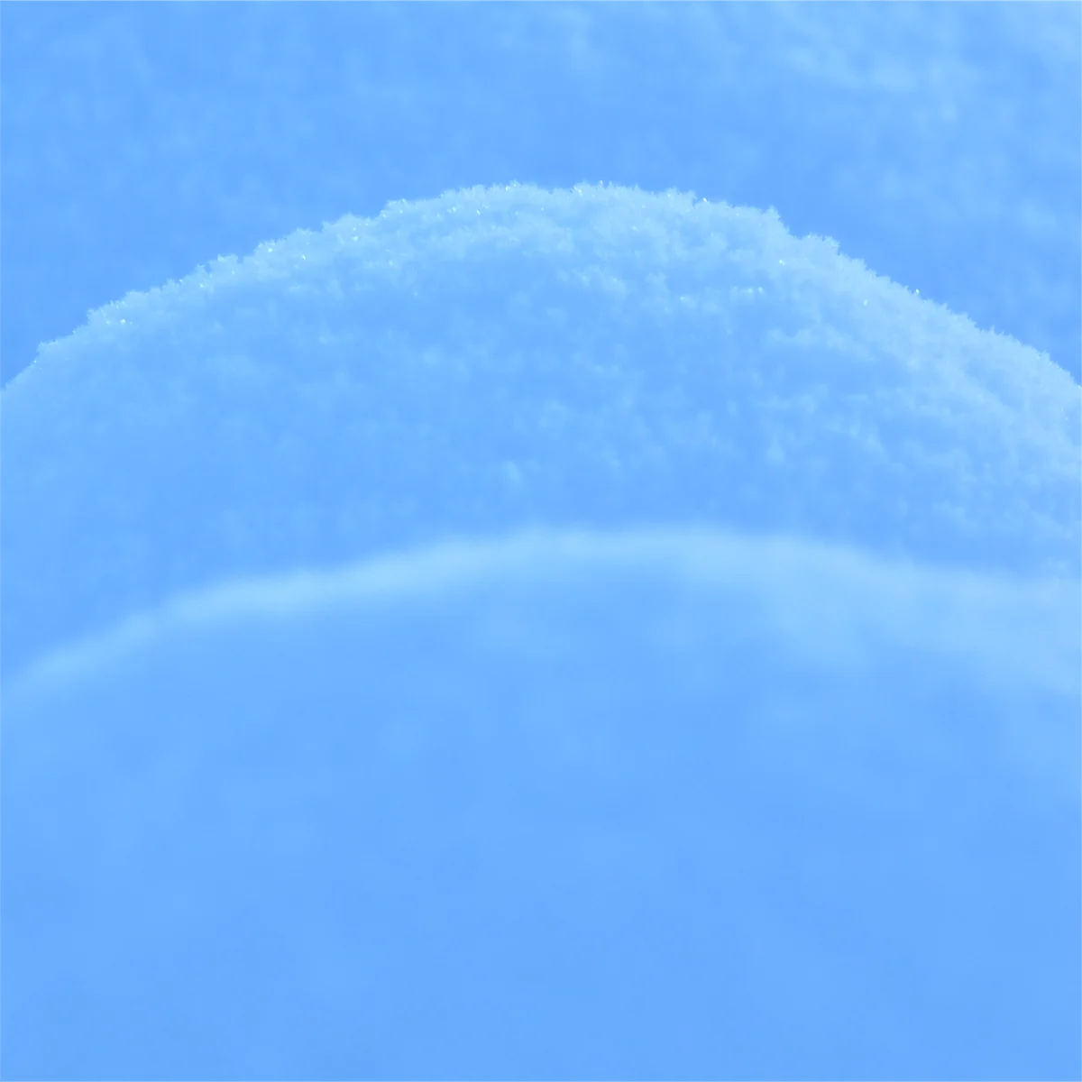 雪面の凹凸が微妙な影を生み出している写真