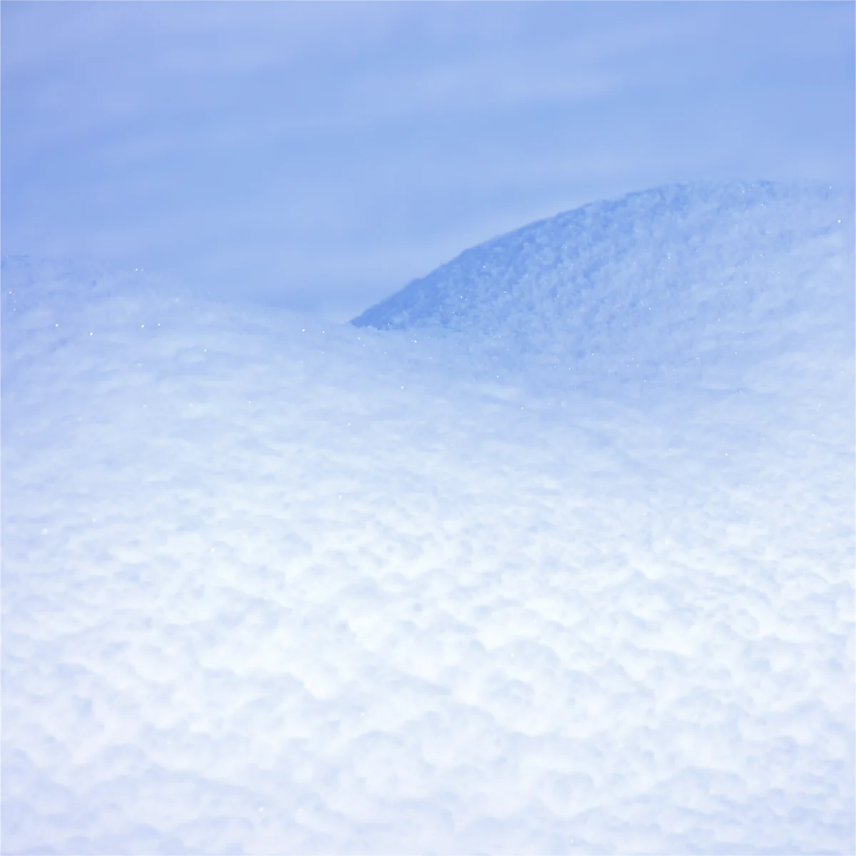 雪面の凹凸が微妙な影を生み出している写真