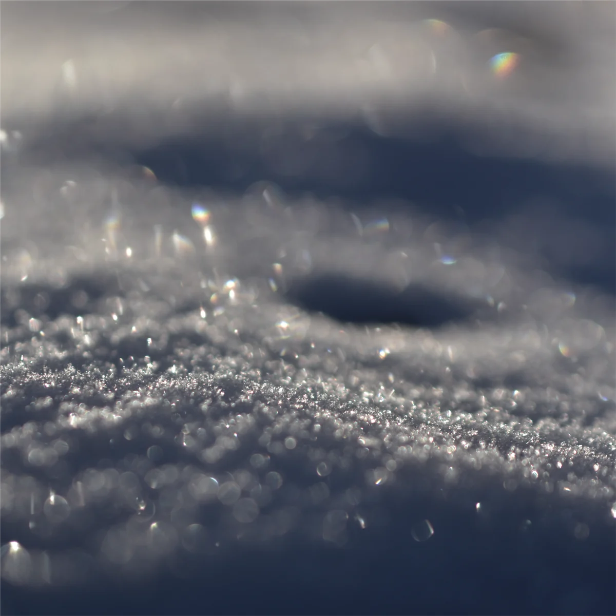 逆光で見る雪上の表面霜のきらめき
