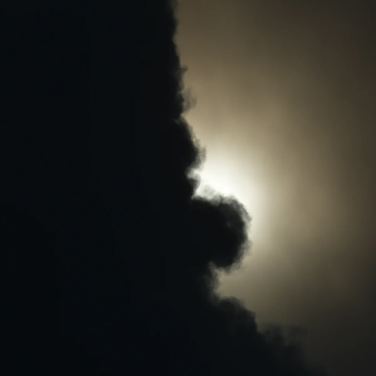 黒い雲のシルエット