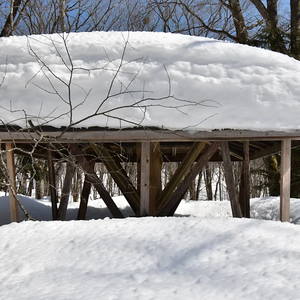雪を乗せた東屋