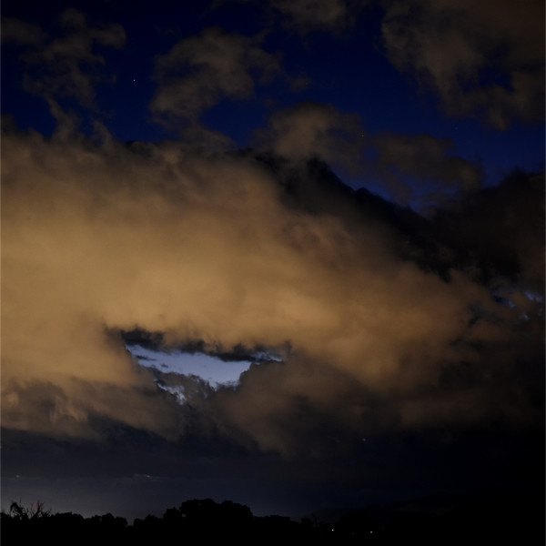 雲が厚い西の空