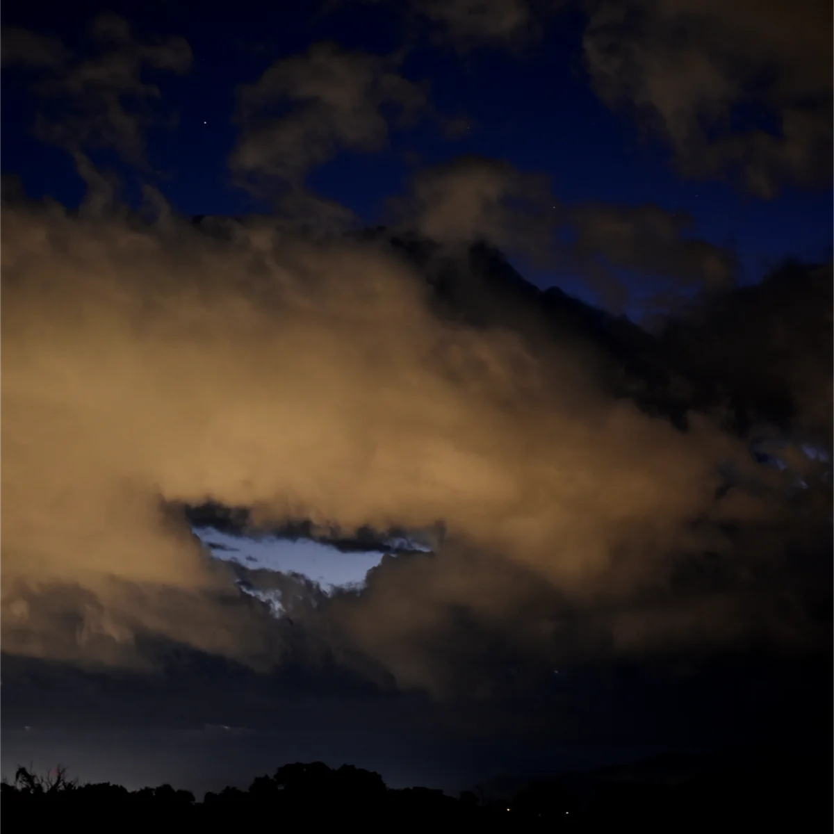 雲が厚い西の空